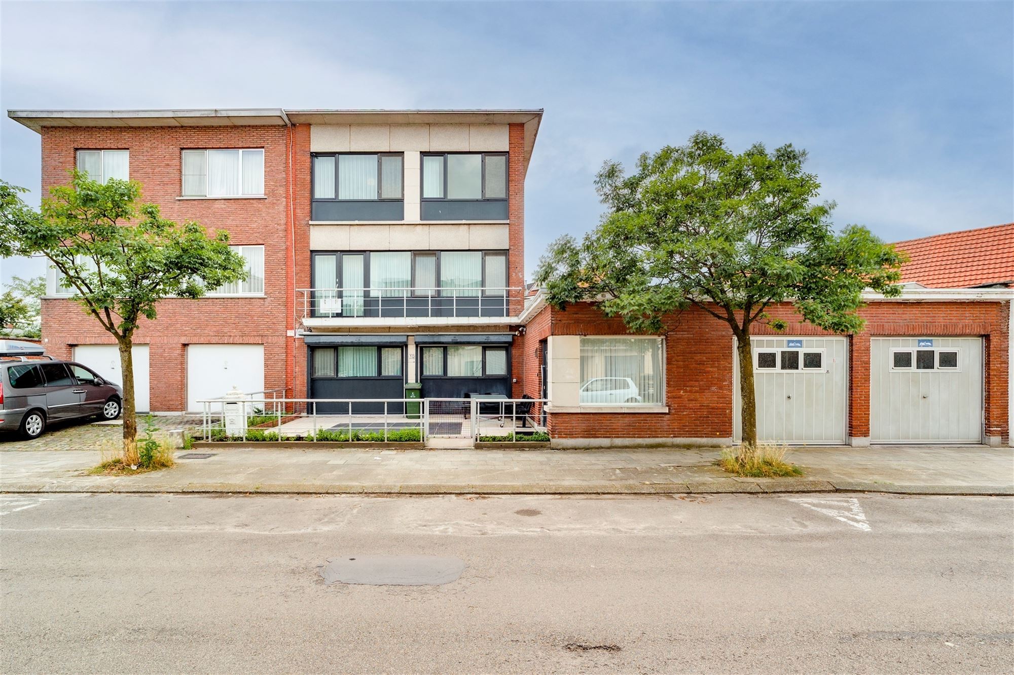 Huis te Hoboken met 4 slpk en 2 garages foto 2