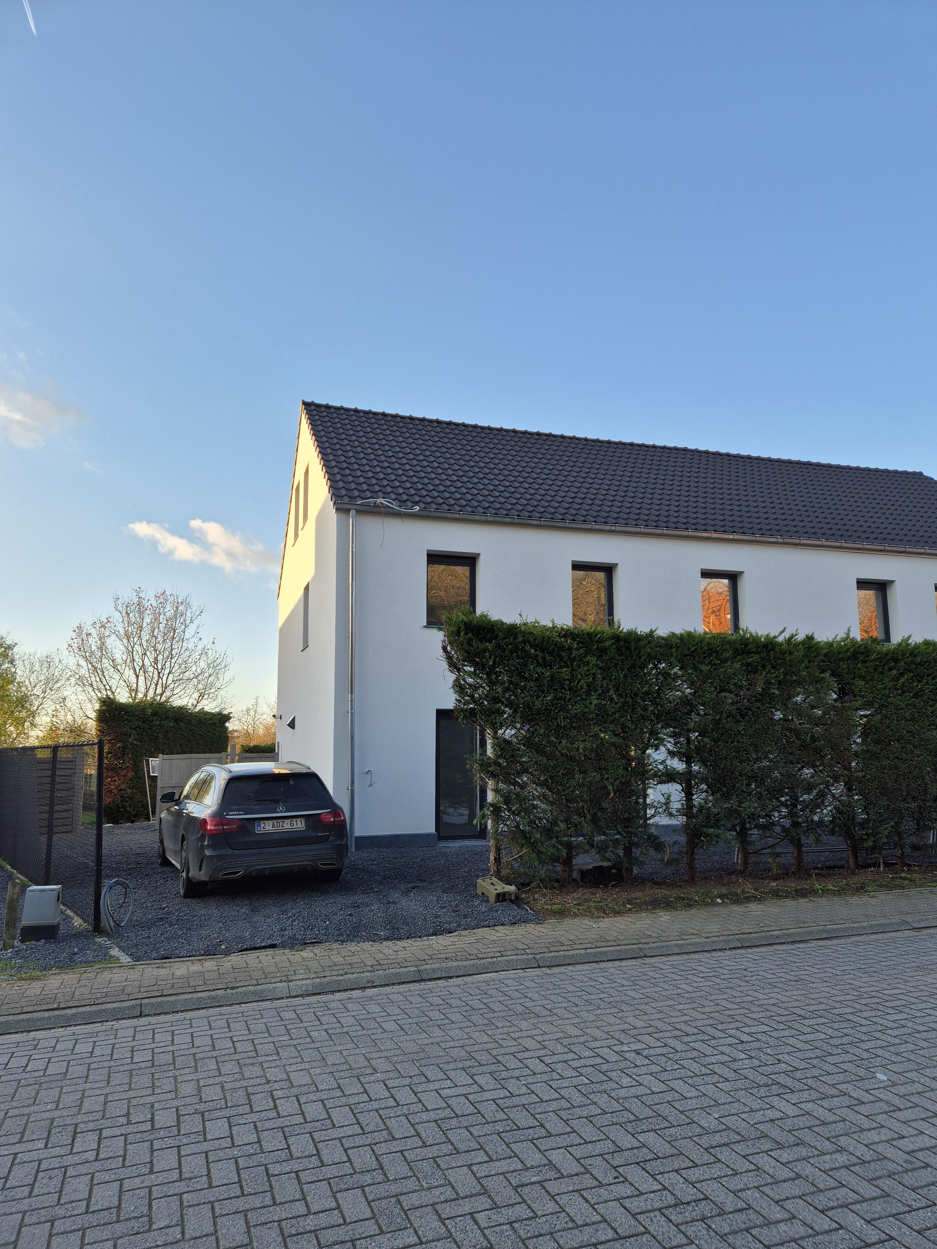 Leuke gerenoveerde woning met 4 slaapkamers en tuin foto 2