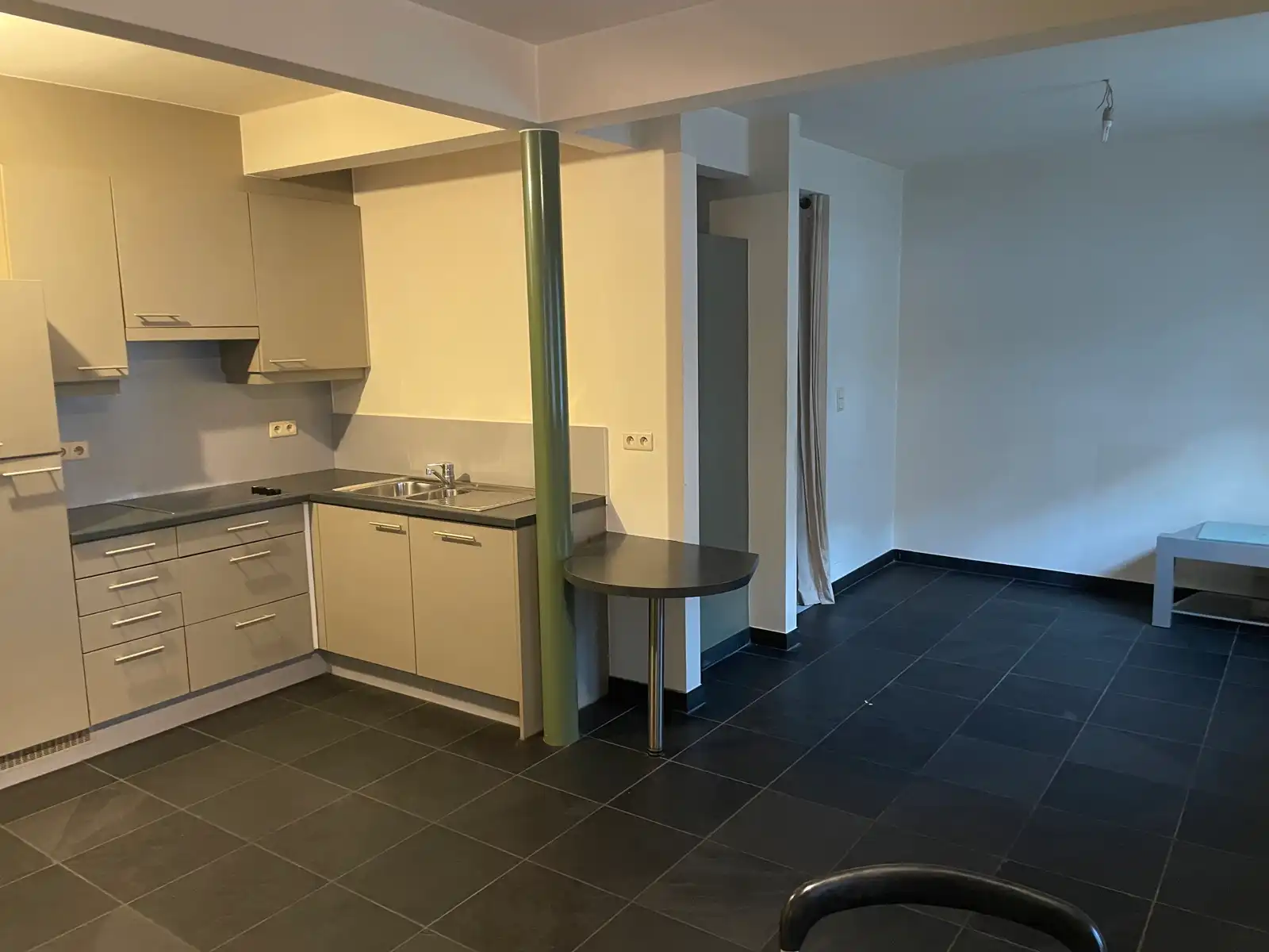 Leemans Immobiliën biedt u deze aangename gelijkvloerse studio aan, gelegen in het hart van het bruisende centrum van Asse. foto 2