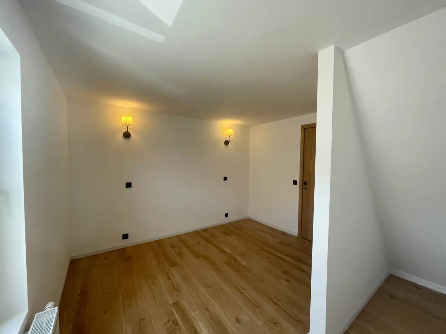 Volledig gerenoveerde instapklare starterswoning met 2 slaapkamers nabij het centrum van Roeselare! foto 12