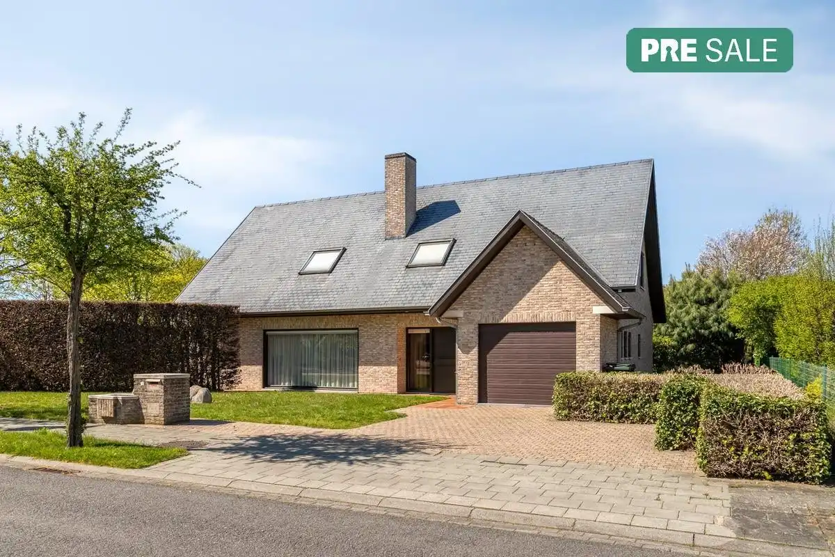 Hoofdfoto van de publicatie: Ruime villa op 1098m²  te koop op Hoog Kortrijk