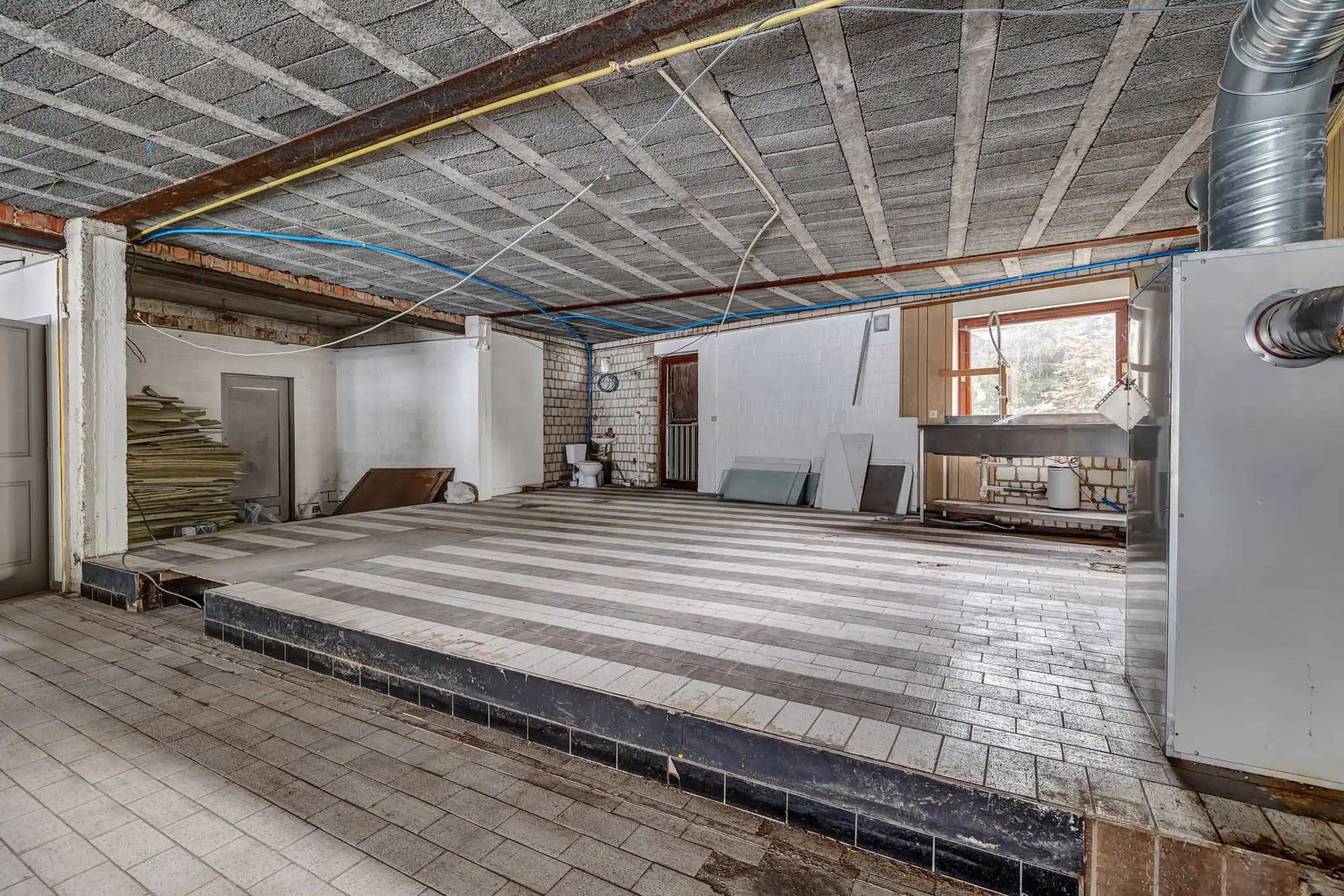 Handelspand (315m²) met 4 staanplaatsen te Roosdaal  foto 8