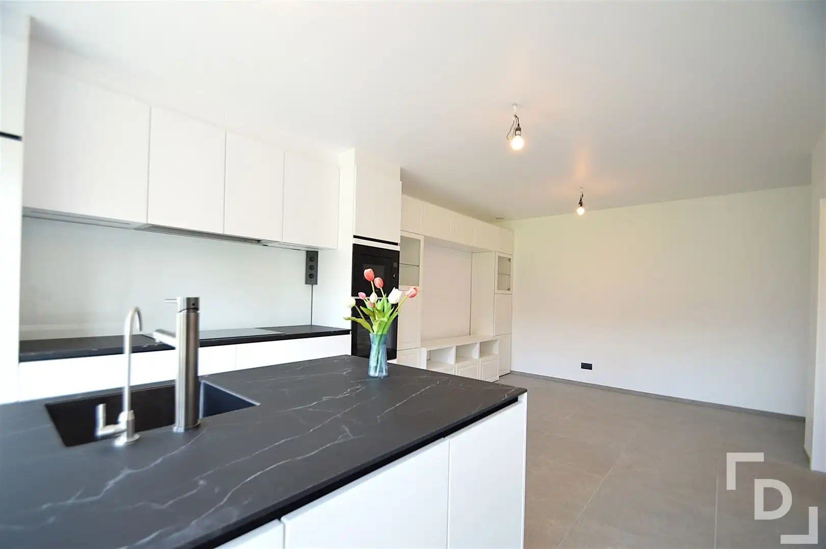 Modern en energiezuinige nieuwbouwwoning in centrum Ieper. foto 9