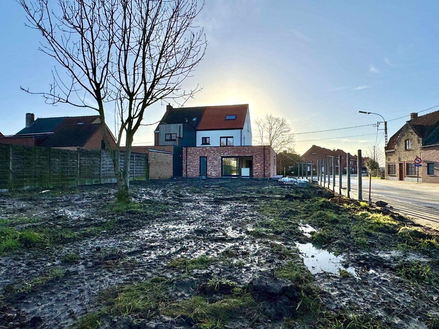 GERENOVEERDE HALFOPEN WONING MET 3 SLPKS, 2 BADKAMERS, TUIN EN GARAGE foto 5