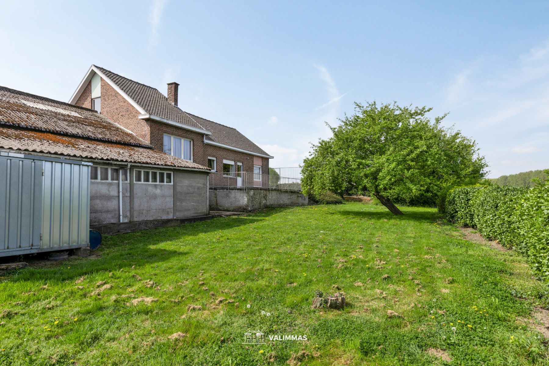 Ruime alleenstaande woning op ± 22 are, met atelier en tuin foto 8