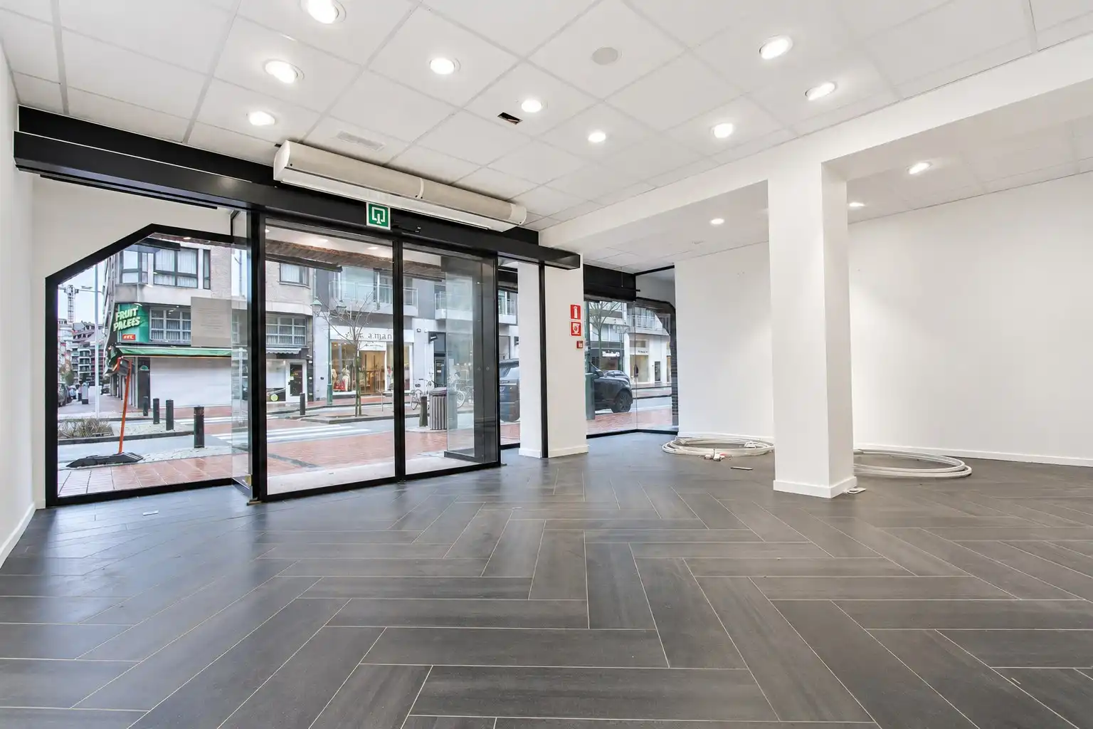 Breed instapklaar handelspand 320 te huur Knokke  foto 7