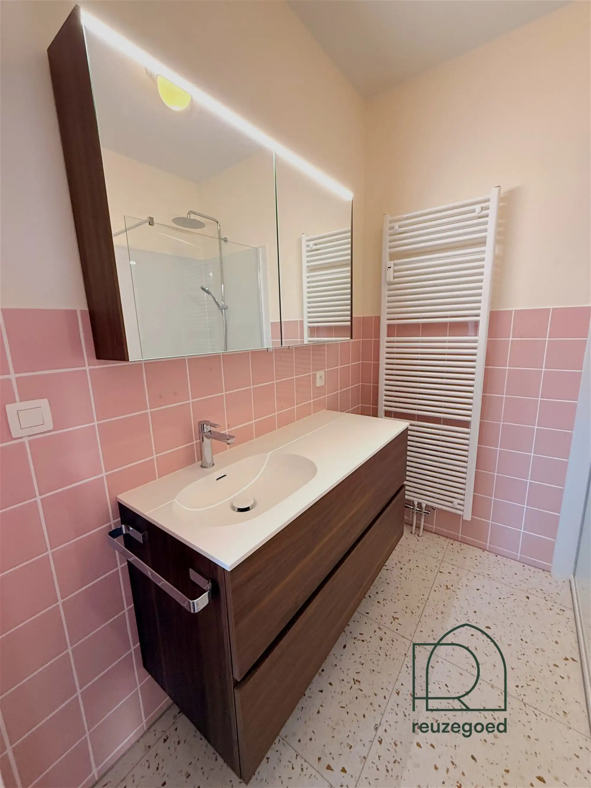 Ruim, gerenoveerd en lichtrijk 2-slaapkamer appartement met garagebox vlakbij Fort 5 in Edegem foto 9