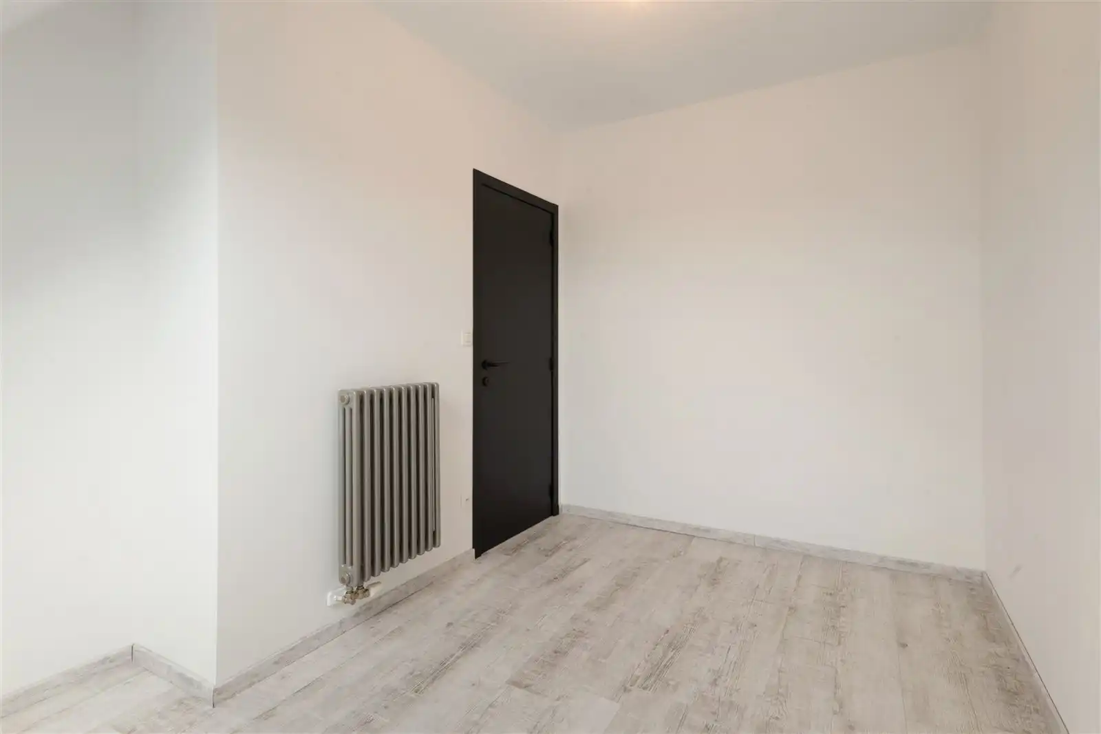 Instapklare volledig vernieuwde gezinswoning met tuin op 4are60 foto 20