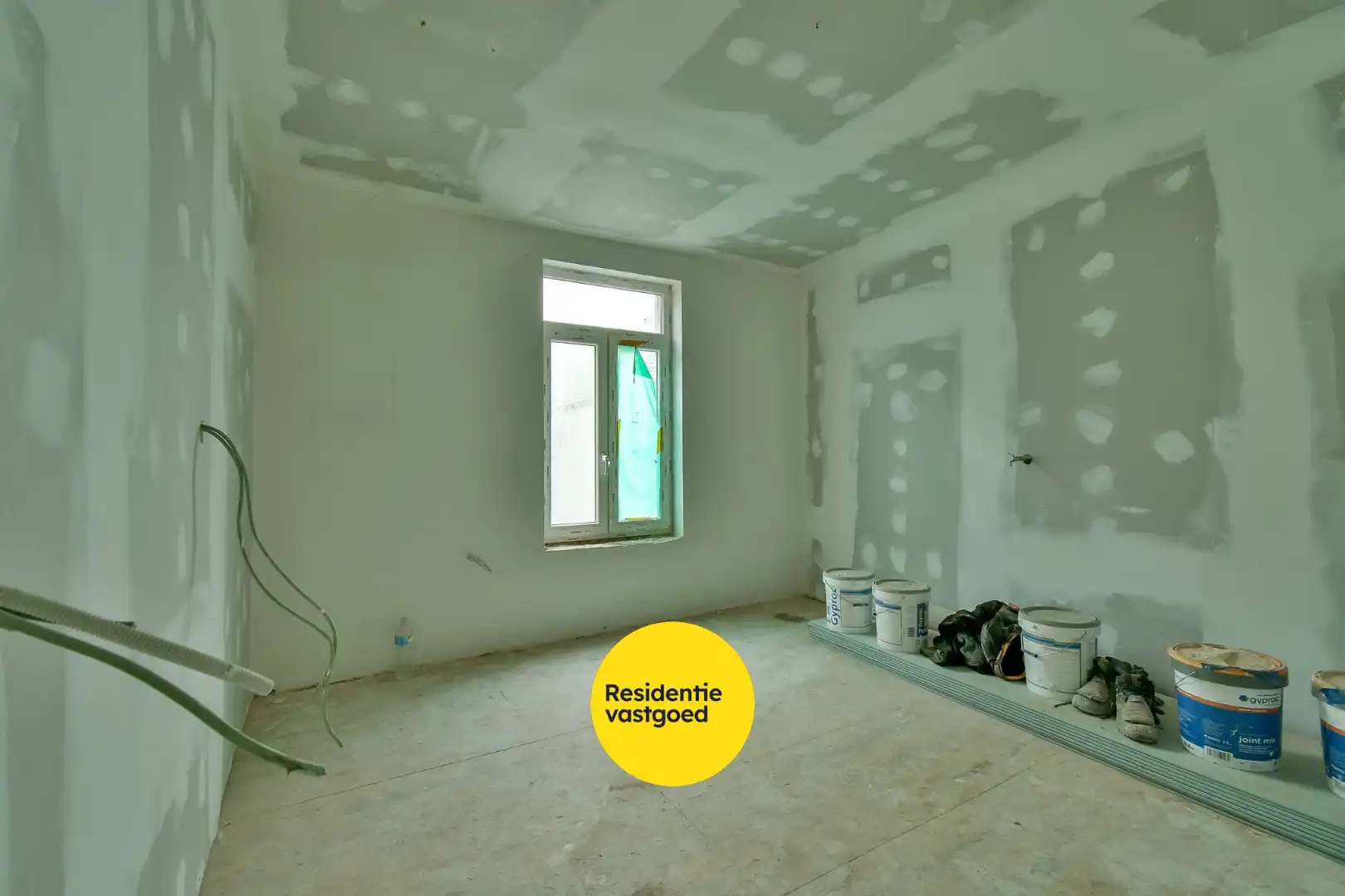 Ruime woning met bergen aan potentieel! foto 8