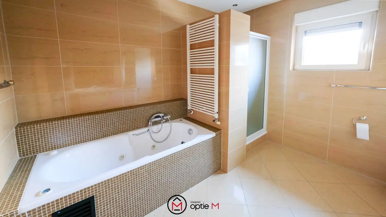 Bedrijfspand met woonst te huur – ruime hal, werkplaats en appartement met 3 slaapkamers foto 26