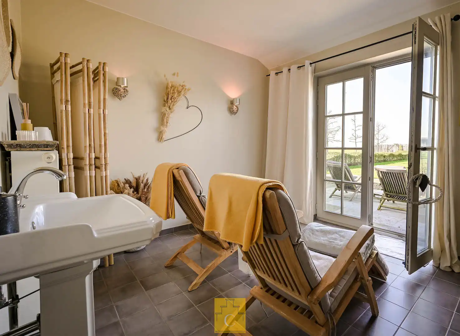 Idyllisch gelegen landgoed, voormalige hoeve, met karakterwoning, vakantieverblijf/boutique B & B met 6 vergunde kamers, parking en weide op circa 1 ha foto 24