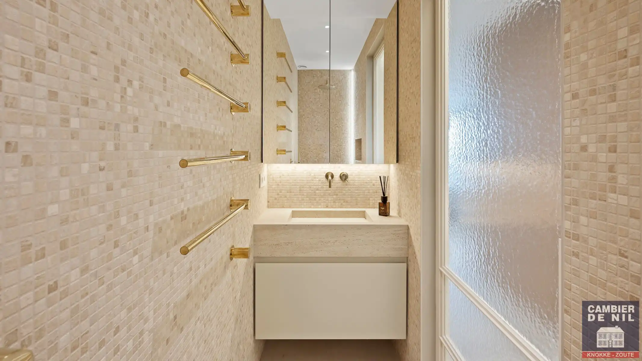 Schitterend gerenoveerd en gemeubeld appartement met fantastisch zicht over de Approach en Minigolf van het Zoute foto 15