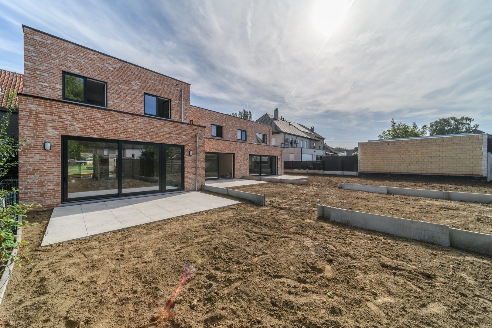 Gesloten nieuwbouwwoning met tuin te Mere foto 1