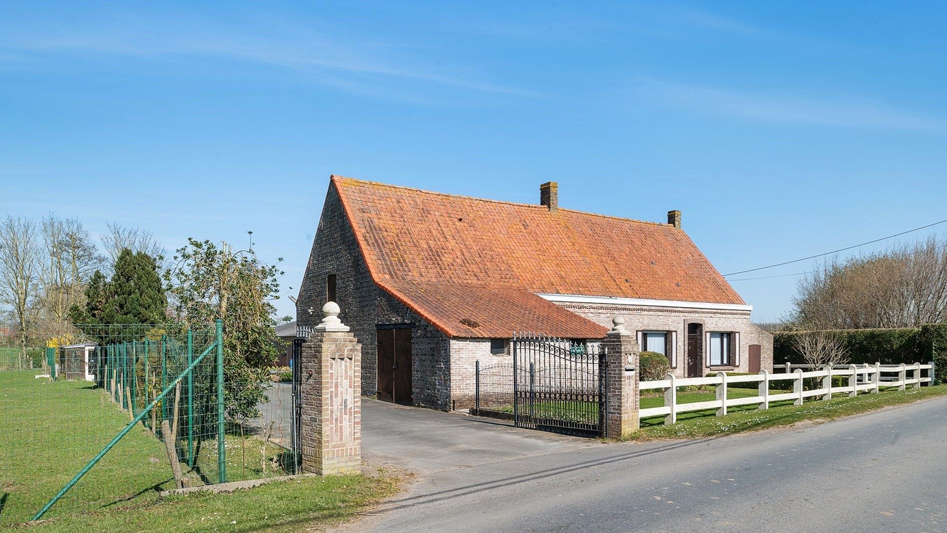 Te renoveren hofstede op toplocatie te Damme foto 4