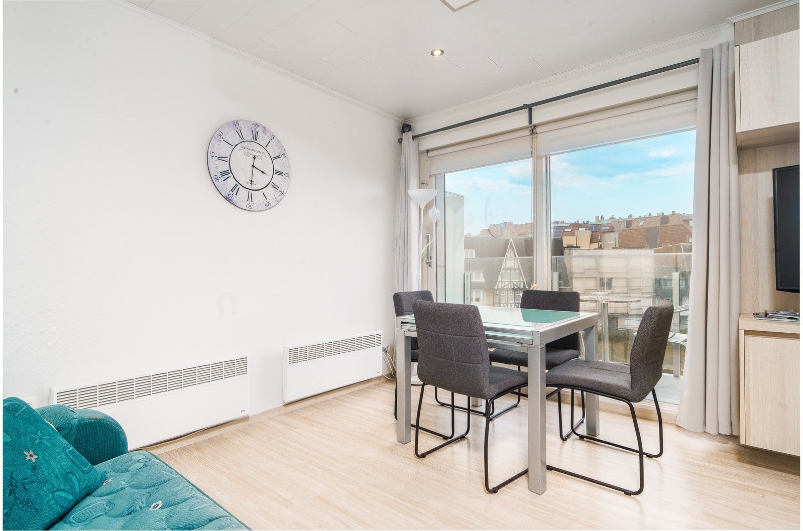 Modern, knus appartement met terras en zeezicht foto 2