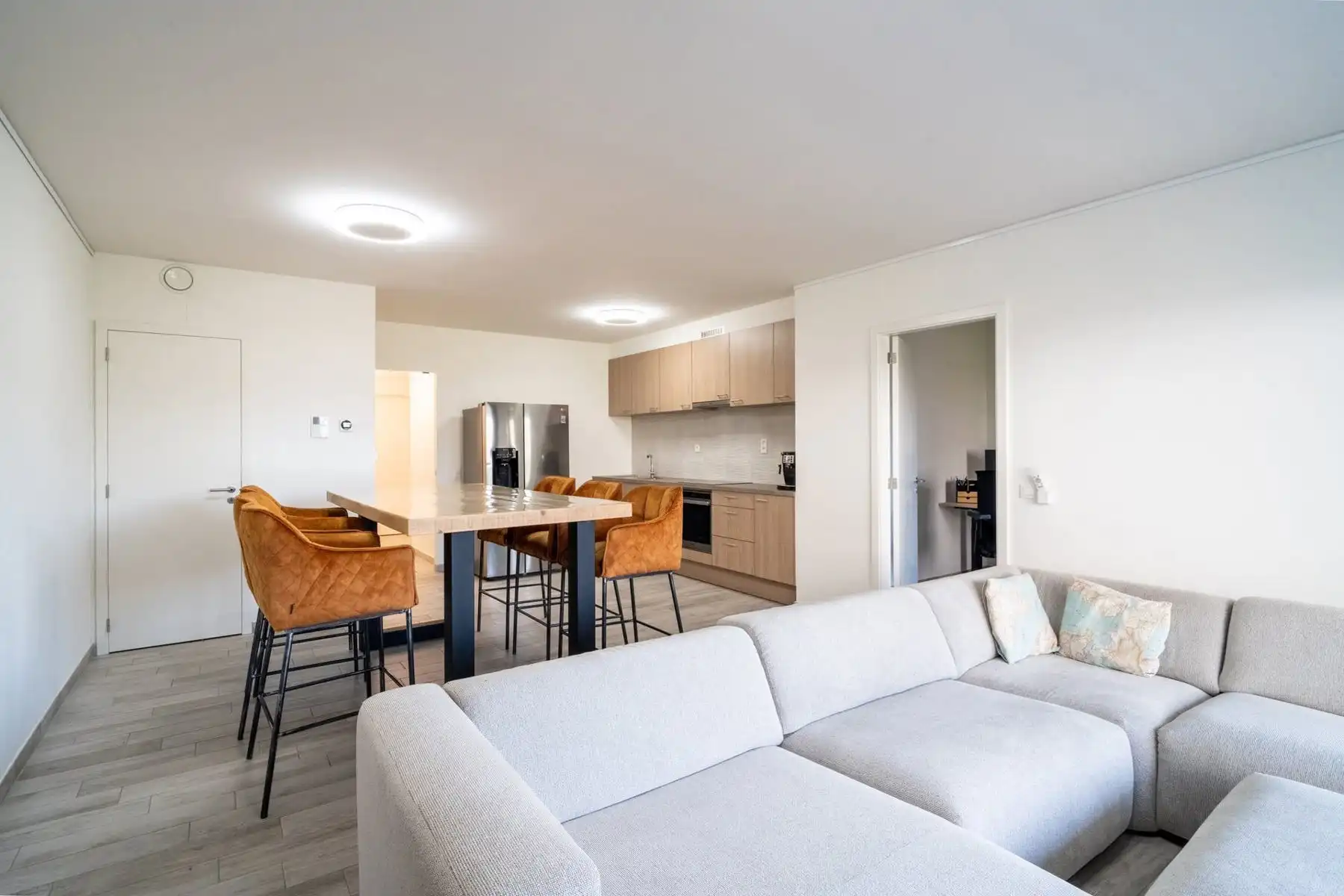 Instapklaar appartement met 2 slpks, terras en staanplaats foto 3