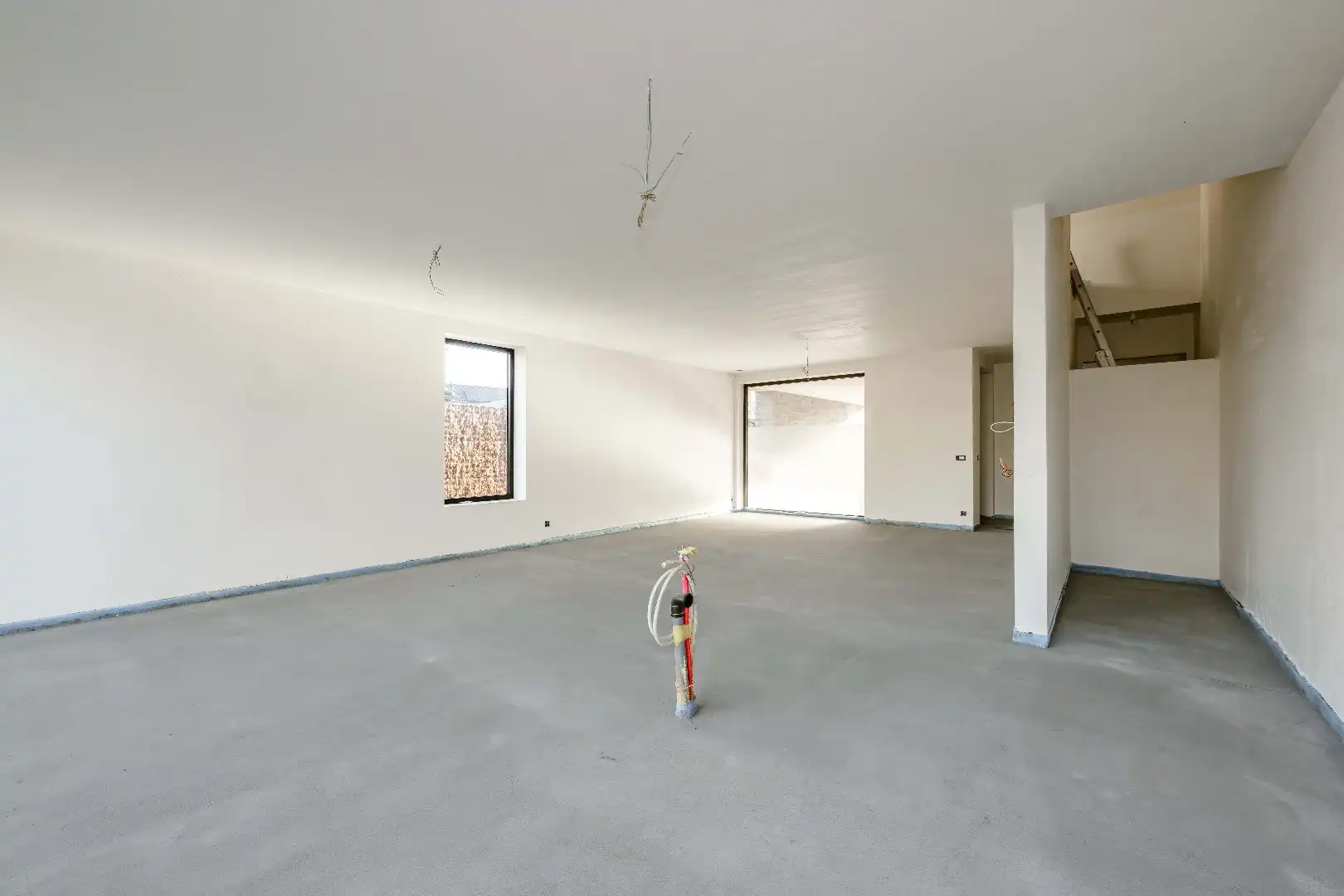 HALFOPEN RUIME GEZINSWONING MET ZEER GROTE TUIN foto 4