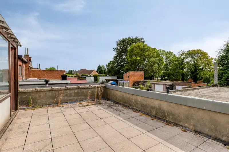 Ruime bel-etage met uitzonderlijke opslagruimte, 2 parkeerplaatsen en zonnige tuin foto 12