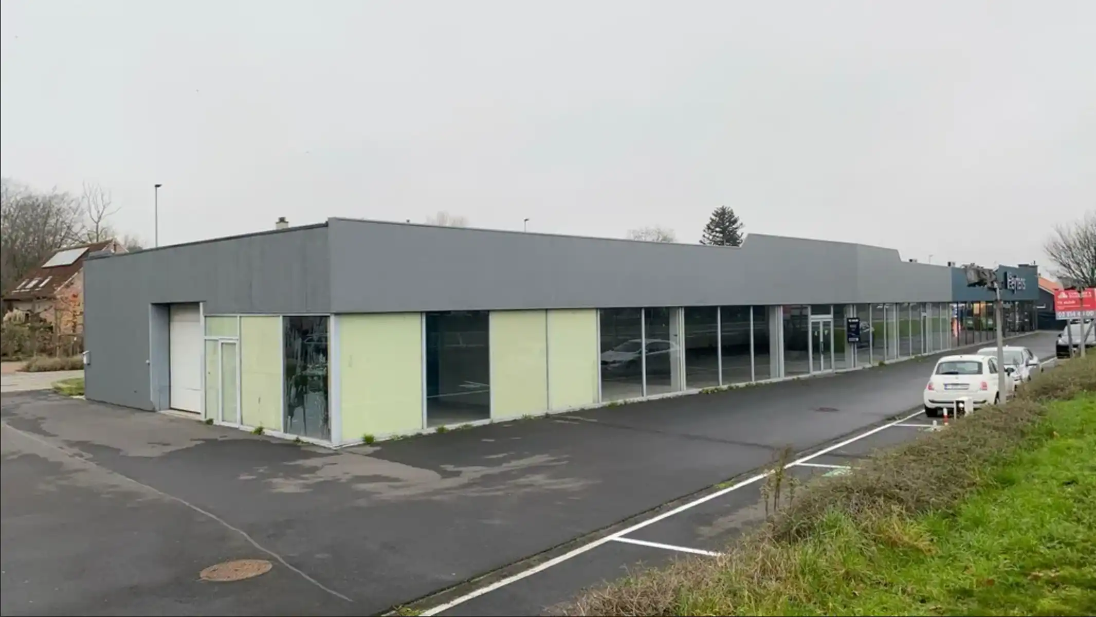 Handelspand met uitstekende visibiliteit langs de N16 in Sint-Niklaas foto 2