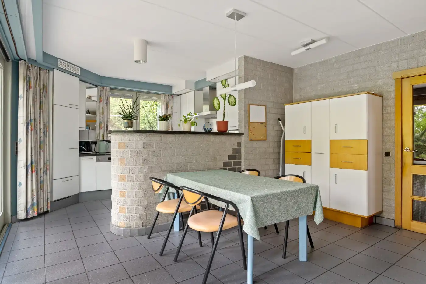Vrijstaande architectenwoning met 5 slpk., atelier en dubbele garage op ruim perceel met zicht op de velden foto 11