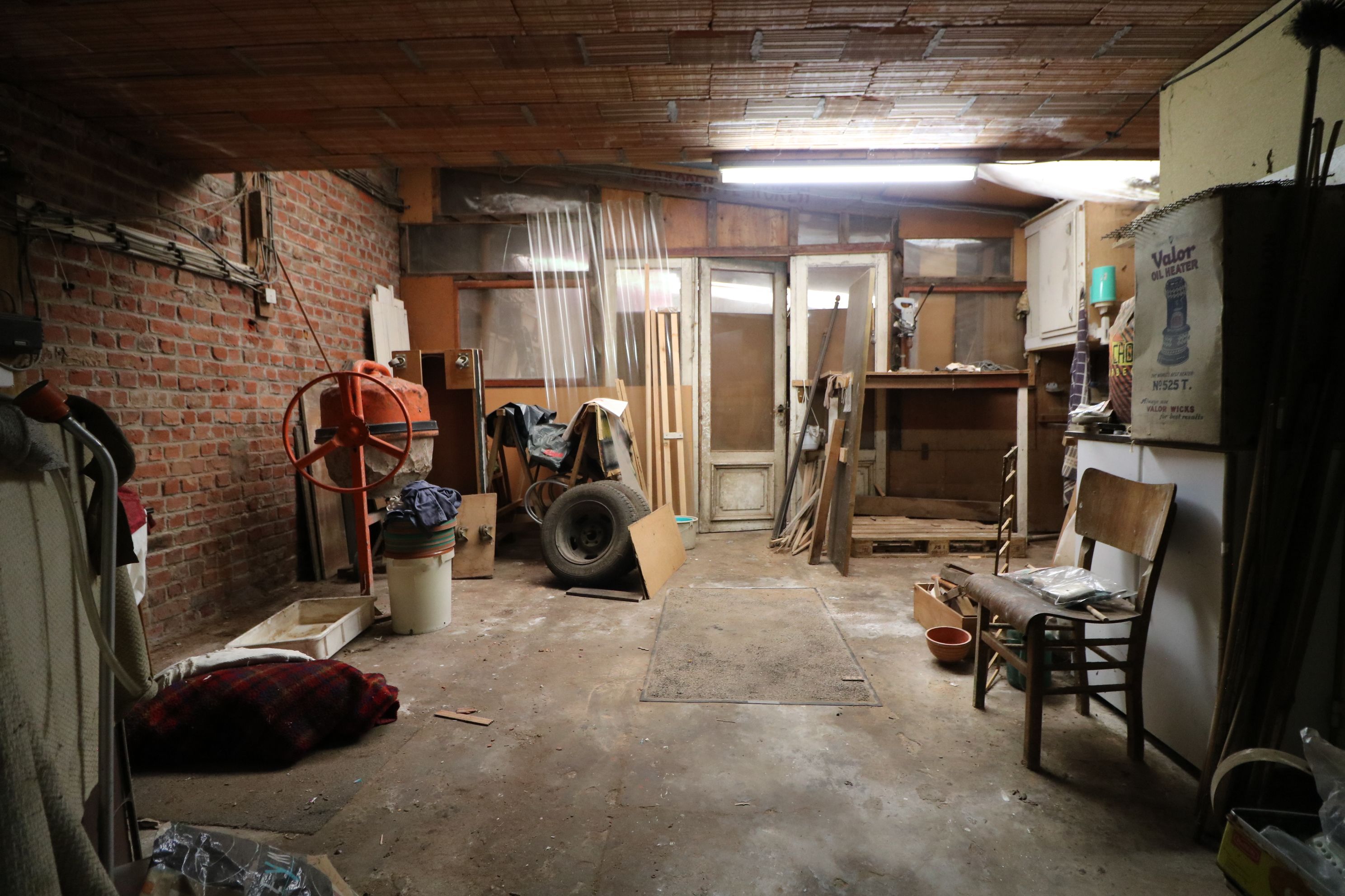  Zeer ruime woning met 5 slaapkamers, garages (8 wagens) en werkplaats. foto 19