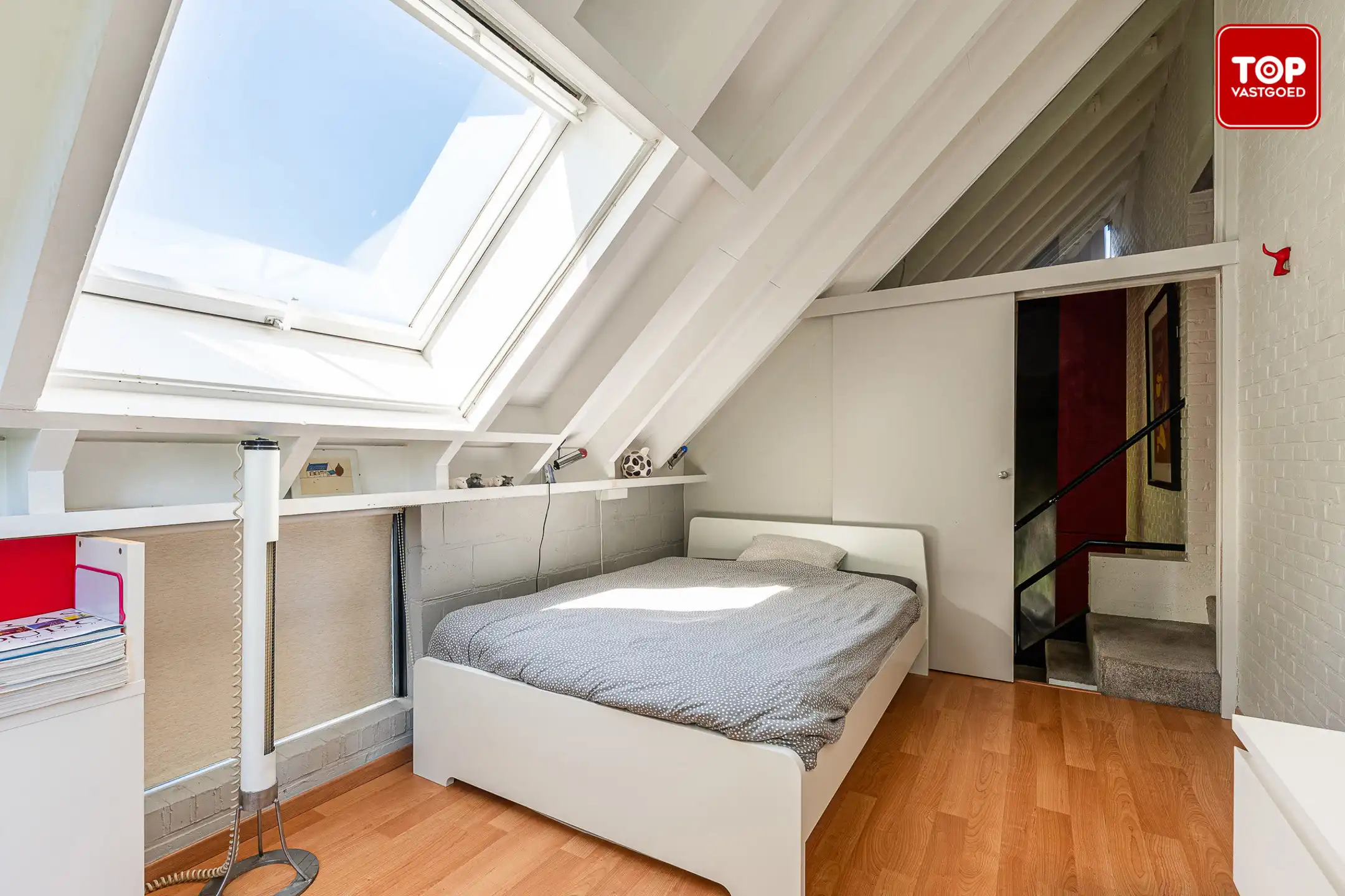 Architecturale woning met unieke split-level indeling met naastgelegen stuk grond. (totaal 997m²) foto 19