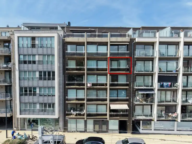 MOOI GERENOVEERD APPARTEMENT MET CENTRALE LIGGING EN DICHTBIJ DE ZEE! foto {{pictureIndex}}