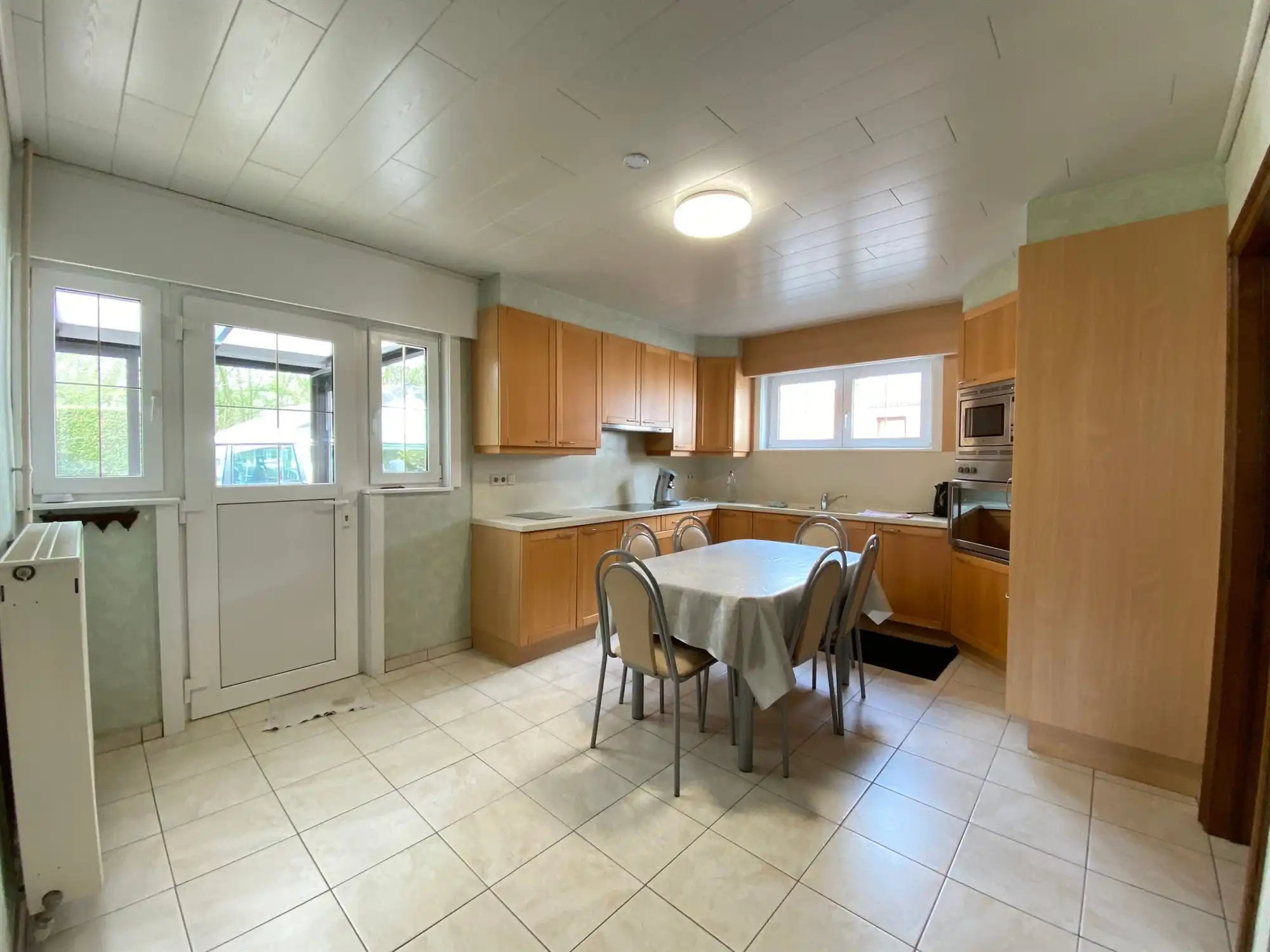 Charmante open bebouwing met 3 slaapkamers, grote garage en zonnepanelen foto 8