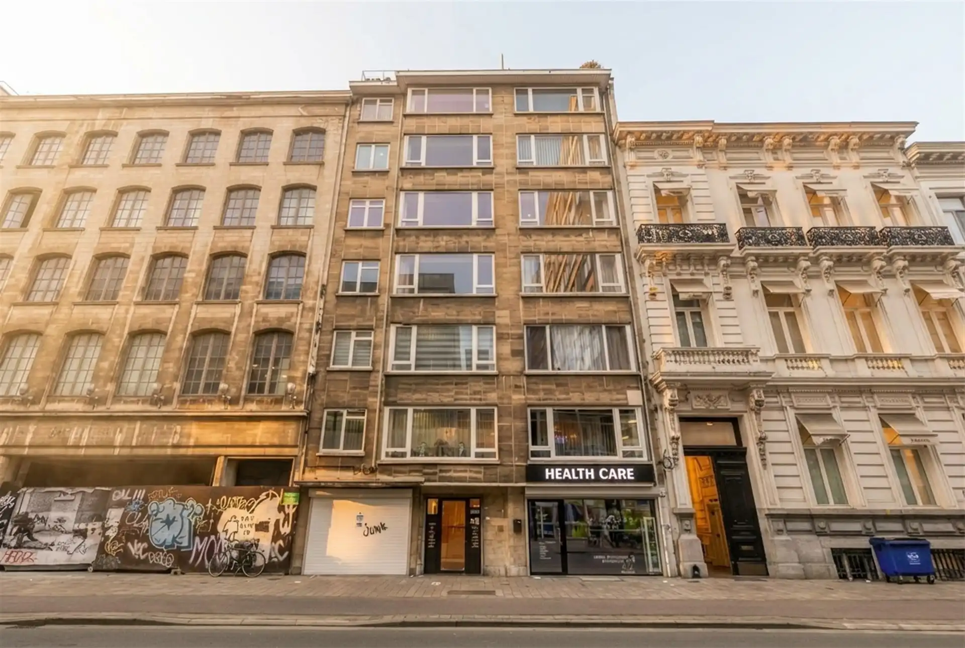 Urban Sky Living: Bright Top-Floor Apartment with Terraces. foto 13