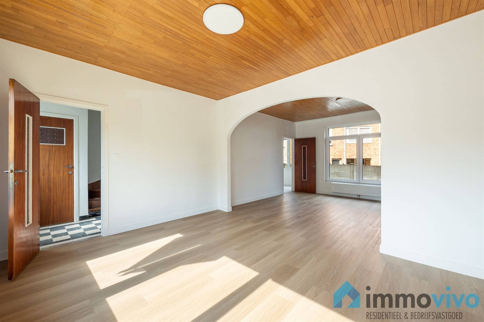 Zeer degelijke woning met drie slaapkamers en ruime kelder foto {{pictureIndex}}