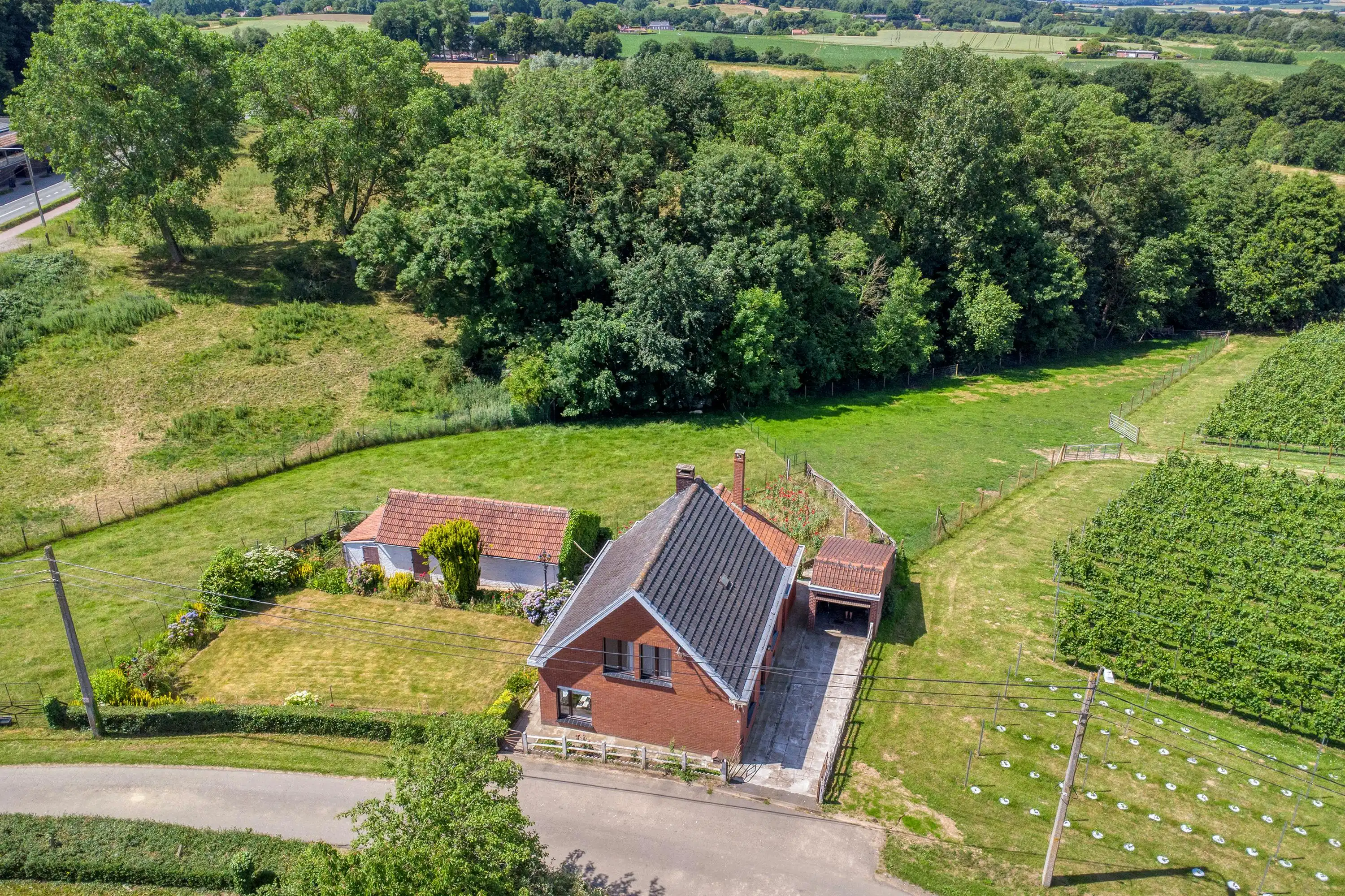 Huis met weide te koop op prachtige locatie in Heuvelland foto 8