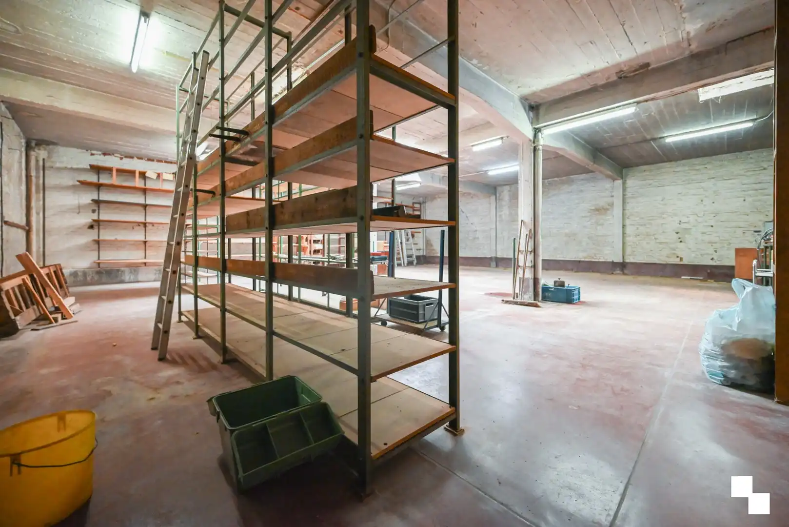 Handelspand met opslagruimte en kelder op toplocatie te Kortrijk foto 15