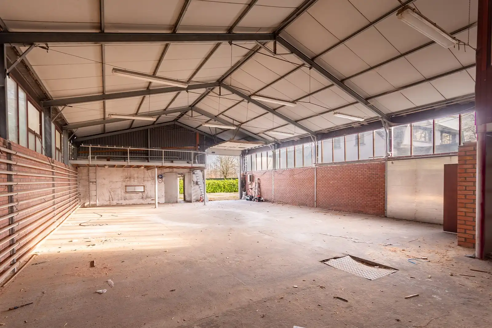 Uniek domein met villa, magazijn en uitgestrekte gronden foto 27