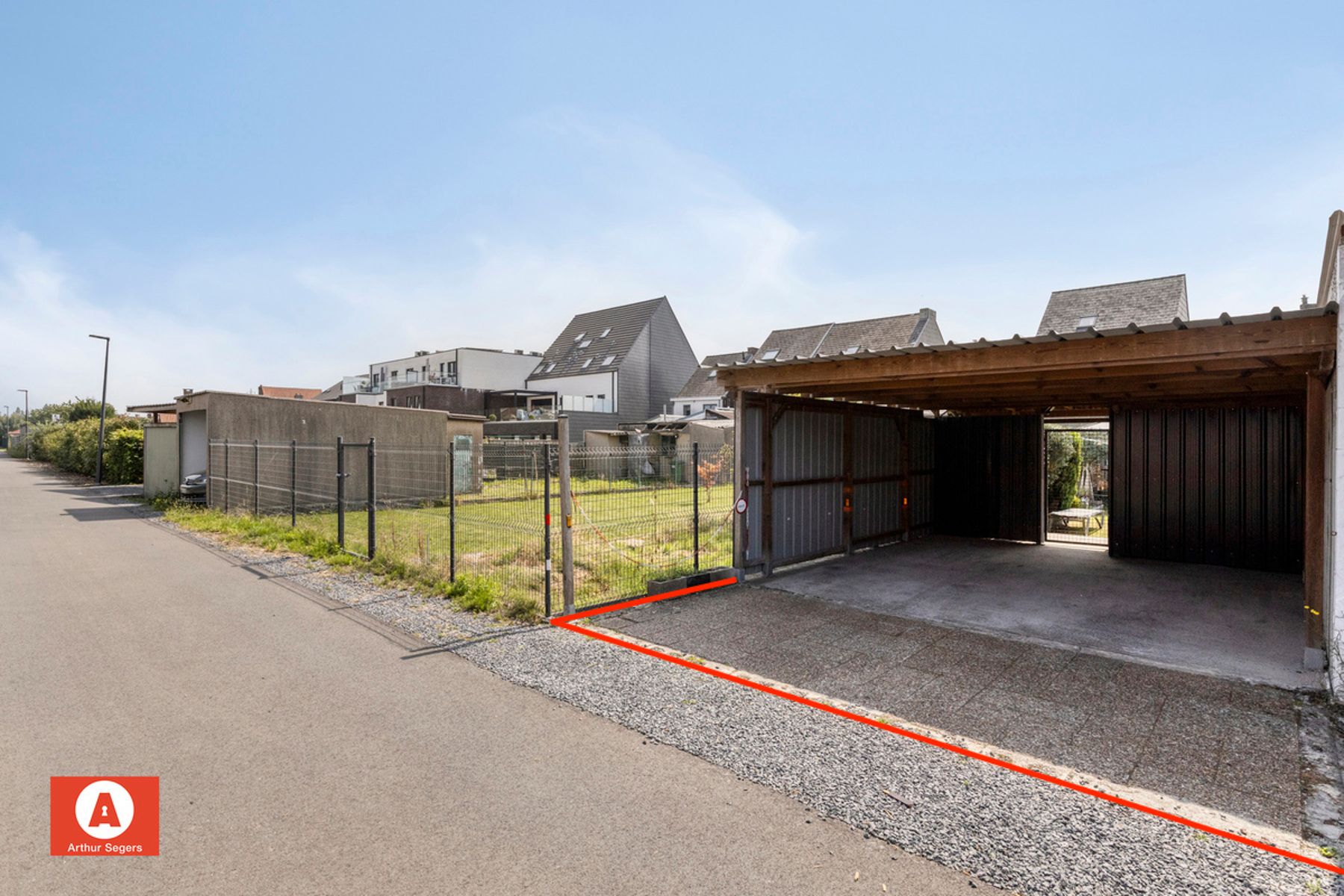Gesloten bebouwing met 2 slaapkamers en ruime carport foto 3