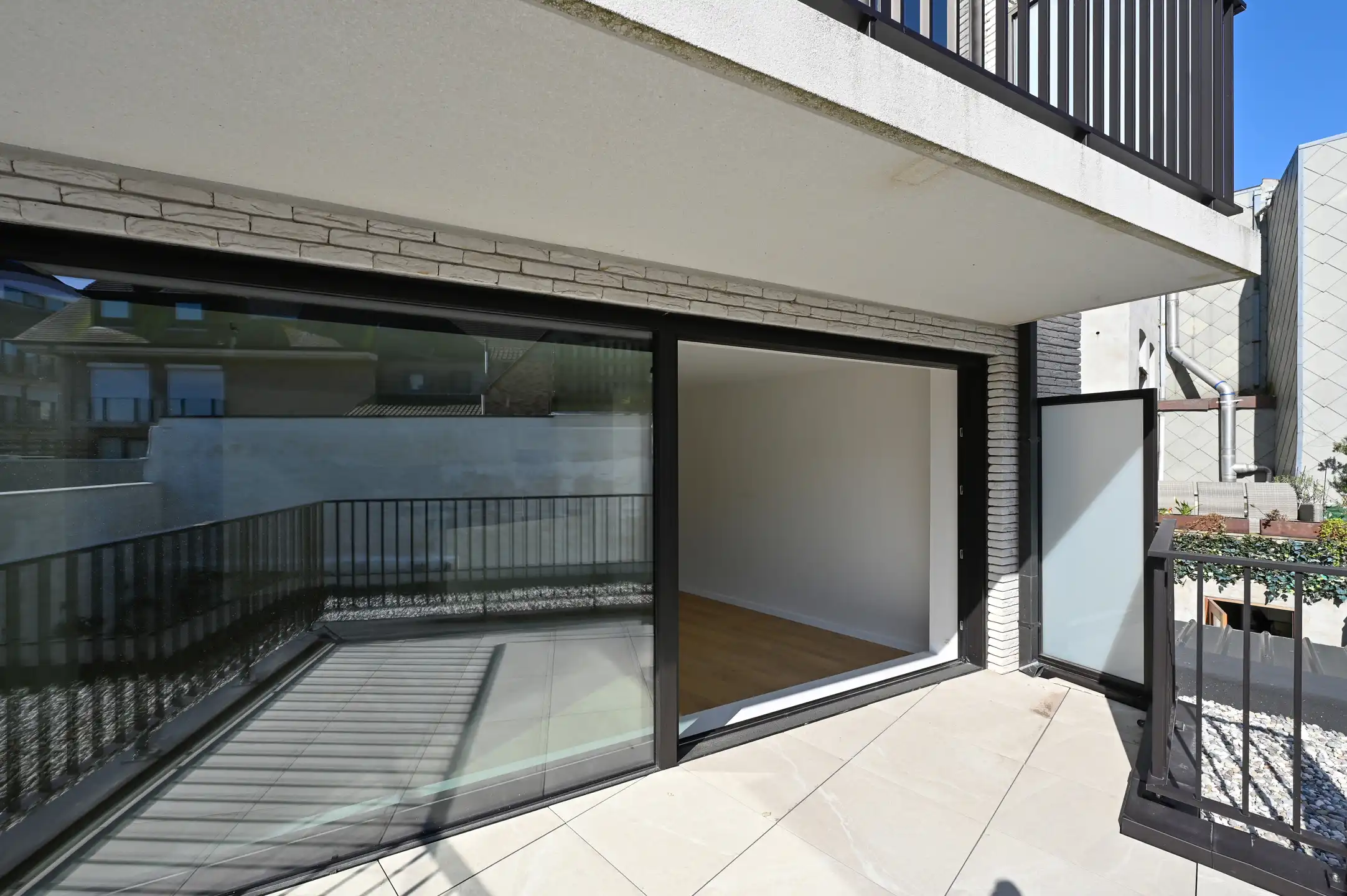 Nieuwbouwappartement op een toplocatie met een ruim terras. foto 5