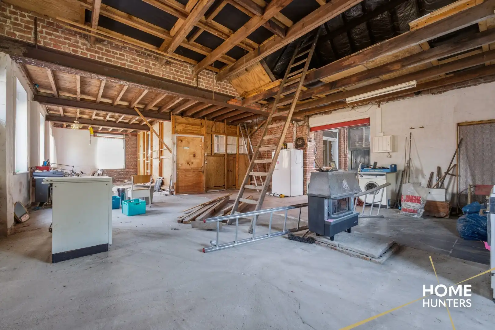Veelzijdige eigendom met te renoveren woning en twee ruime loodsen in Langemark foto 18