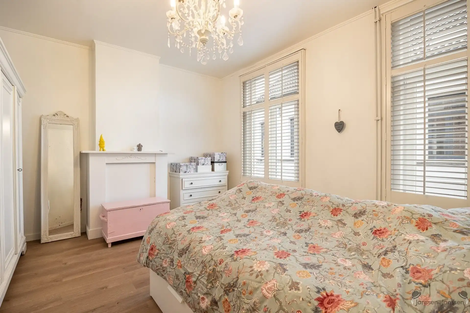 Volledig gerenoveerd herenhuis met 4 slaapkamers, terras,  zonnepanelen en EPC B foto 13