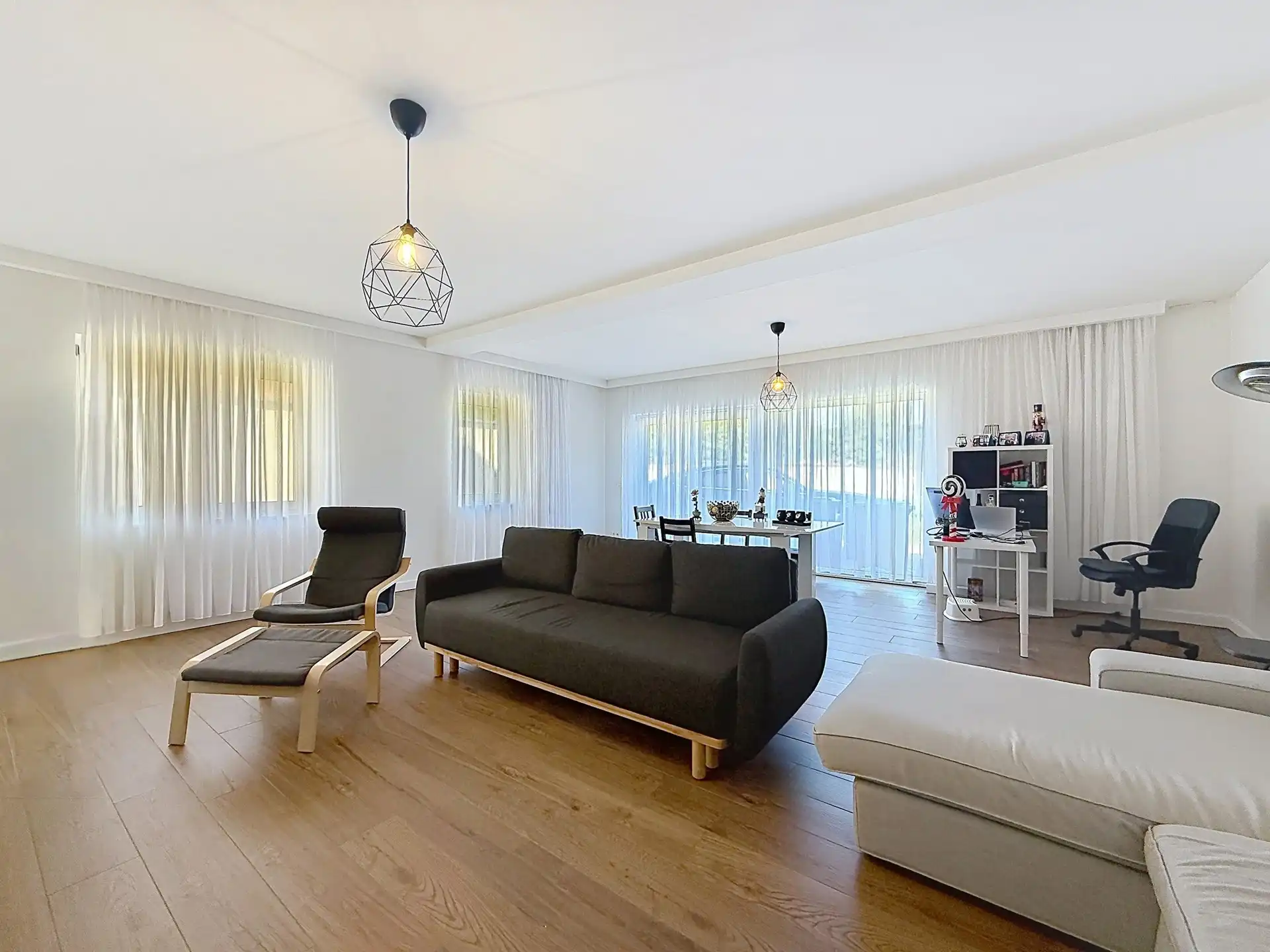 3-gevels huis met 4 slaapkamers en een tuin foto 5