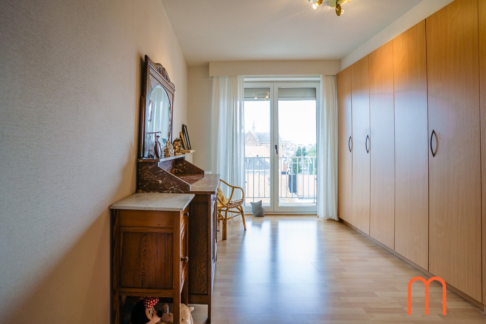 Heel ruim, residentieel appartement te koop met prachtig zicht op het Prinses Stefanieplein en de tennis van Oostende. foto 15