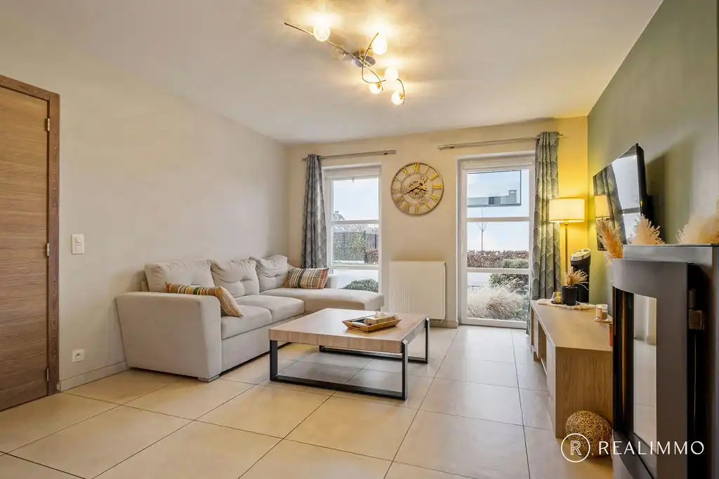 Ruime hedendaagse villa met zwembad in een gegeerde residentiële omgeving foto 9