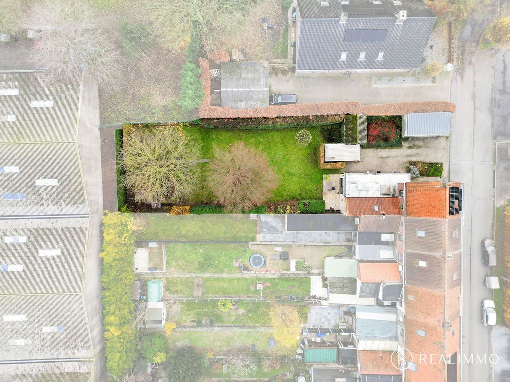 Rustige gezinswoning op 789m² foto 2