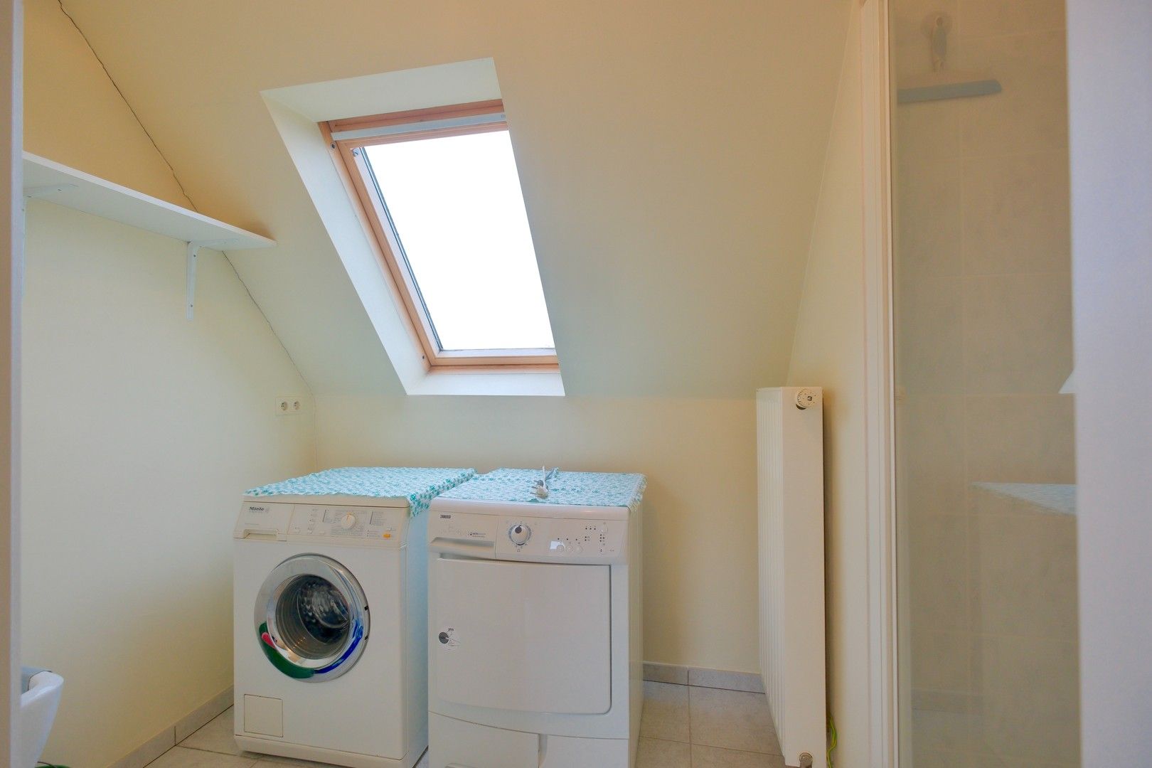 Duplex dakappartement met 2 slpks, 2 badkamers, 2 terrassen en garage foto 13