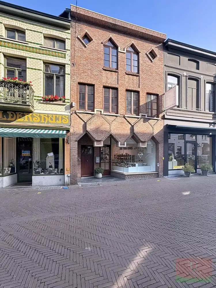 Triplex appartement (4 slaapkamers) met verhuurde winkelruimte en aparte garage te koop in centrum Zottegem foto 25