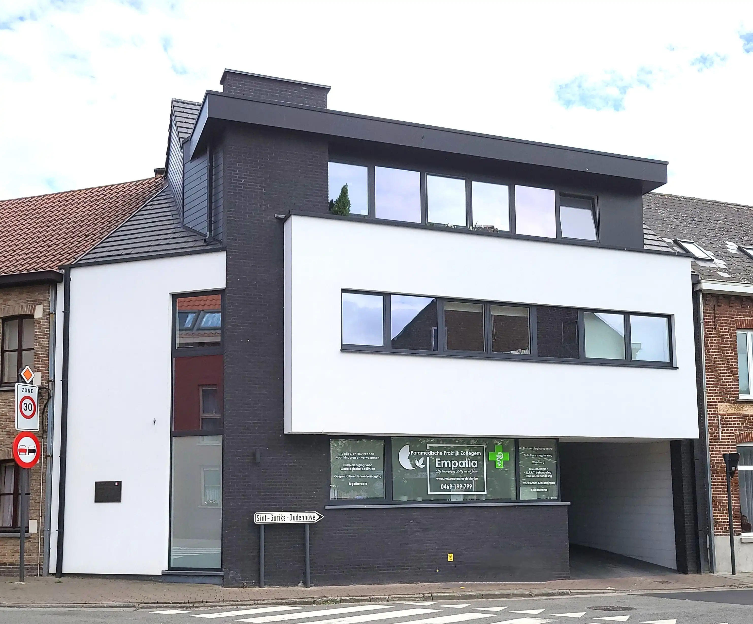 Modern handelspand (2017) op topligging in Zottegem! foto {{pictureIndex}}