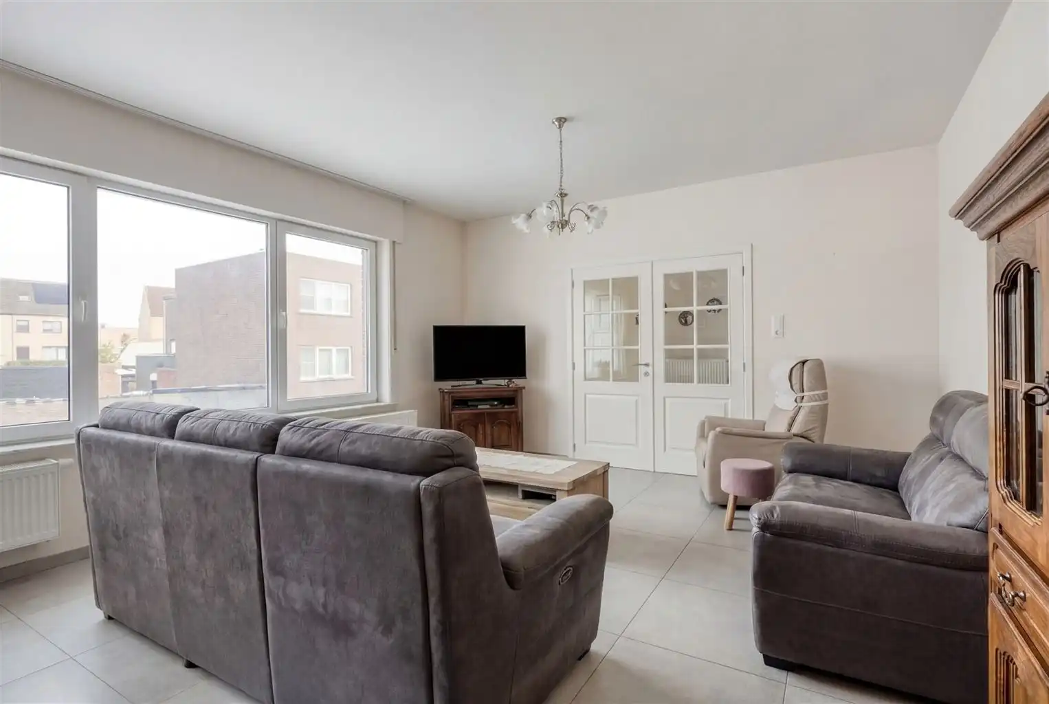 Zeer ruim, gelijkvloers appartement met 3 slaapkamers, tuin, inpandige garage en extra parkeergelegenheden gelegen nabij het centrum van Maaseik. foto 4