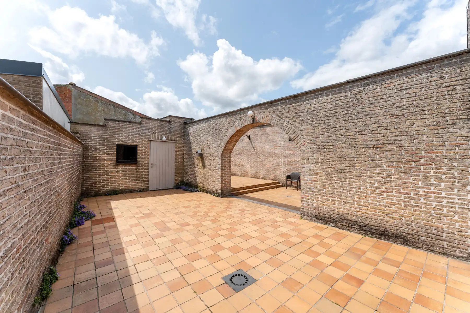 Ruime polyvalente woning met bureel en dubbele garage foto 24