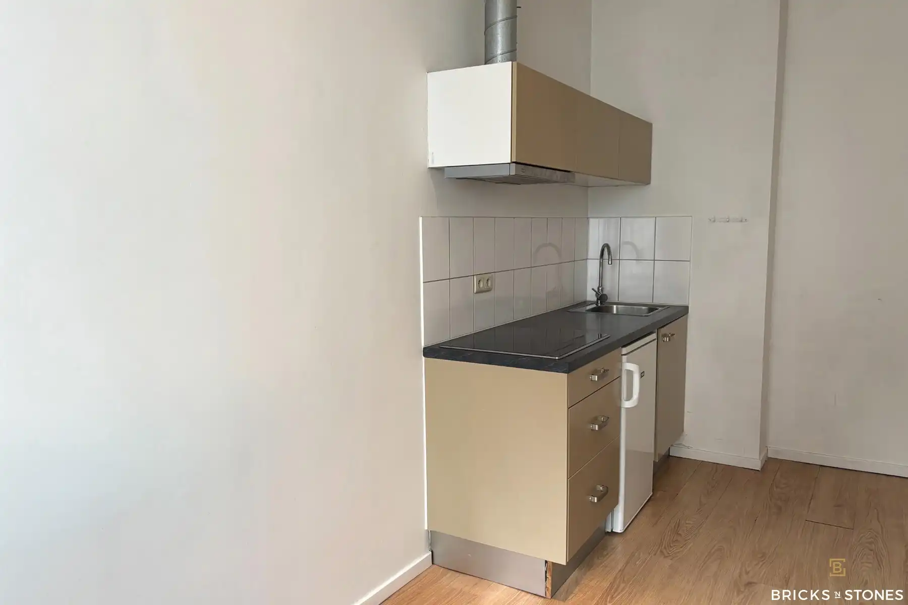 Gerenoveerd studentengebouw met zes studio's foto 3