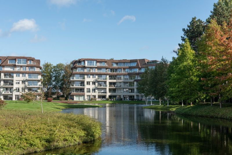 Stijlvol afgewerkt appartement met garage in privé domein De Steelander met natuurvijver en parktuin. foto 4