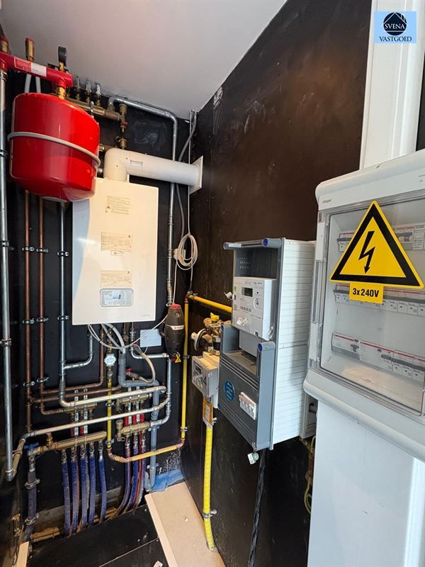 ZEER RUIME WONING MET 4 SLAAPKAMERS EN 2 GARAGES foto 17