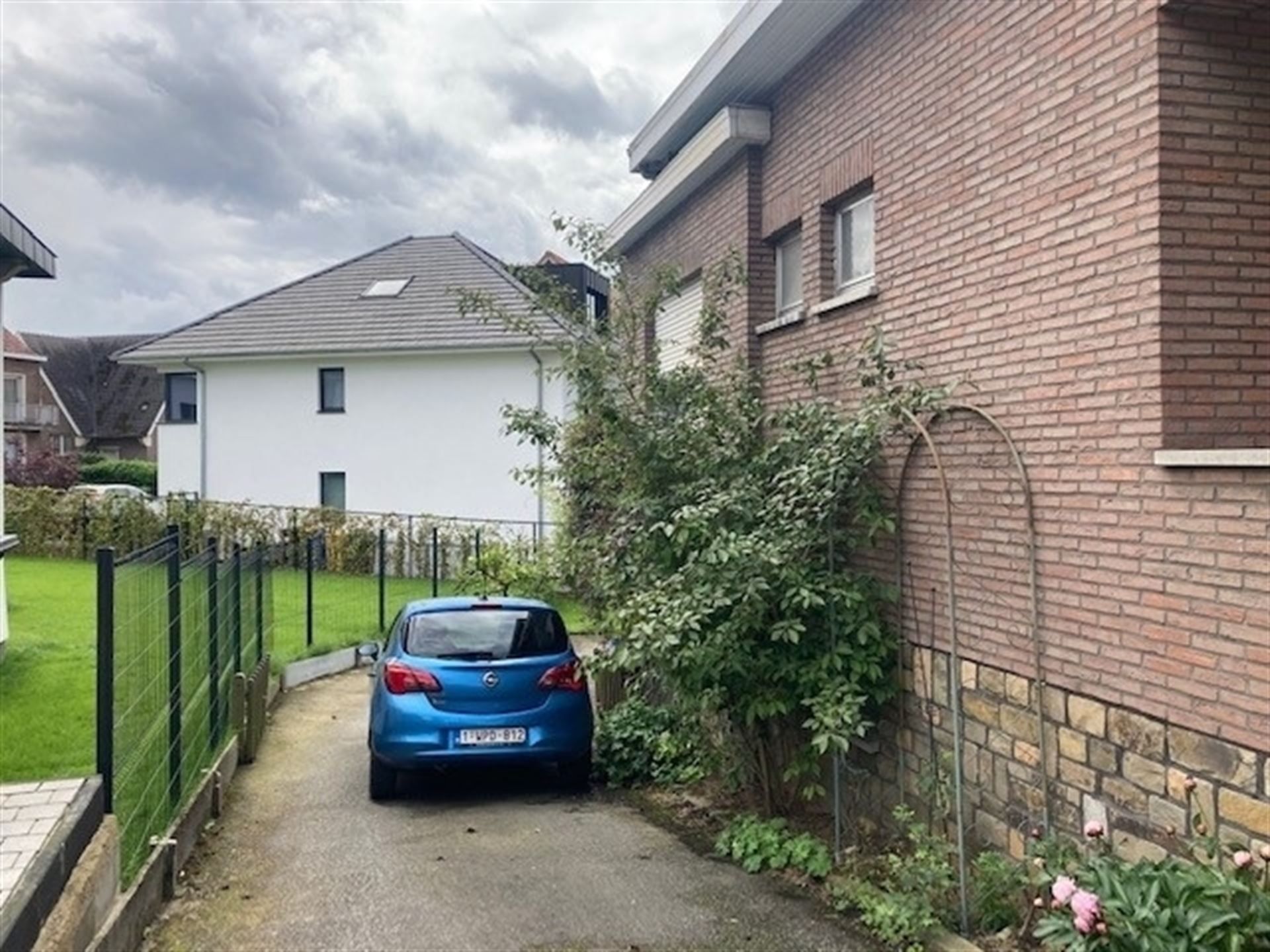Ruime te renoveren half open bebouwing met 3 garages foto 3